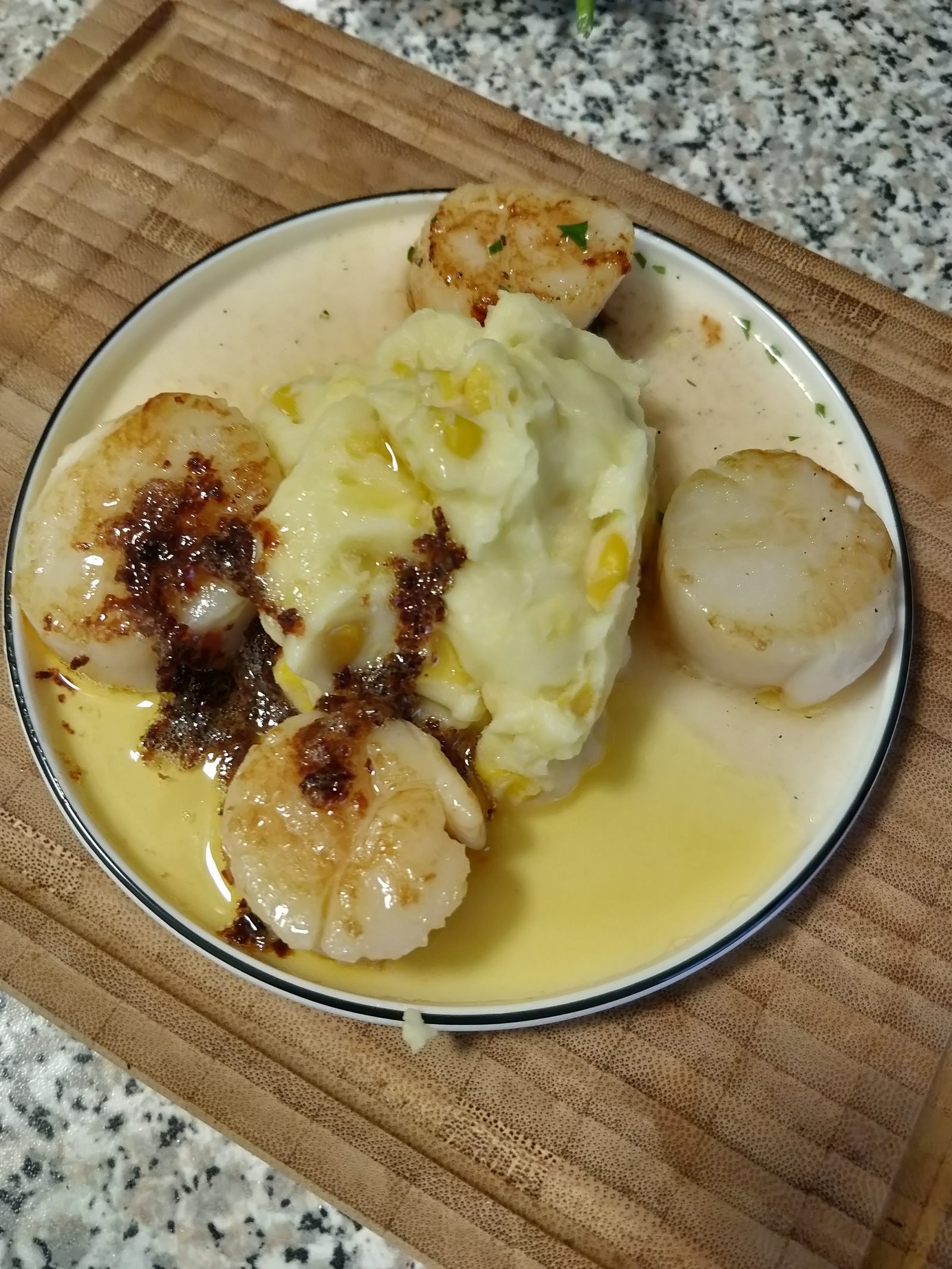 Jakobsmuscheln mit Tigermilch und Ahornsirup Jus, dazu getrüffe