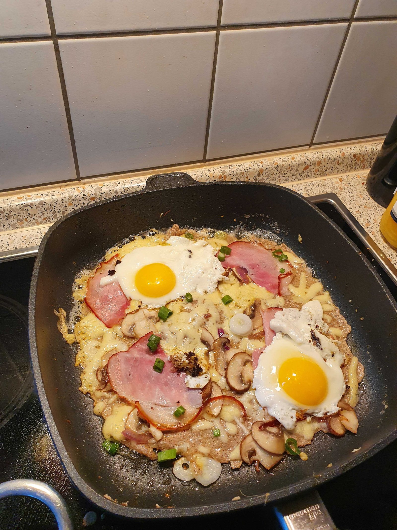 Galette mit Schinken, Pilzen und Ei
