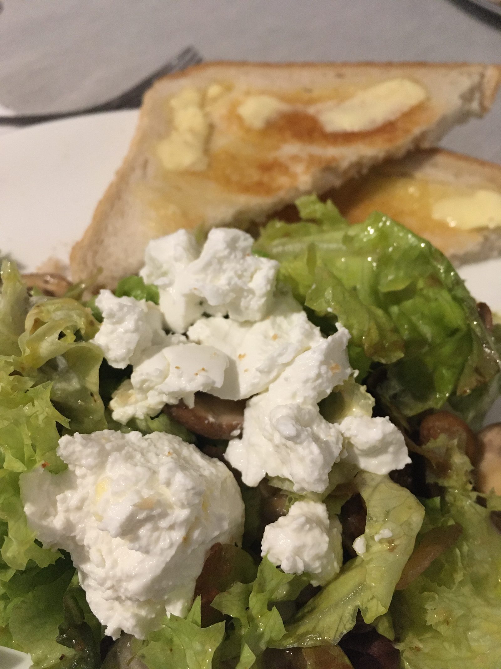 Salat mit Pilzen und ZIegenkäse