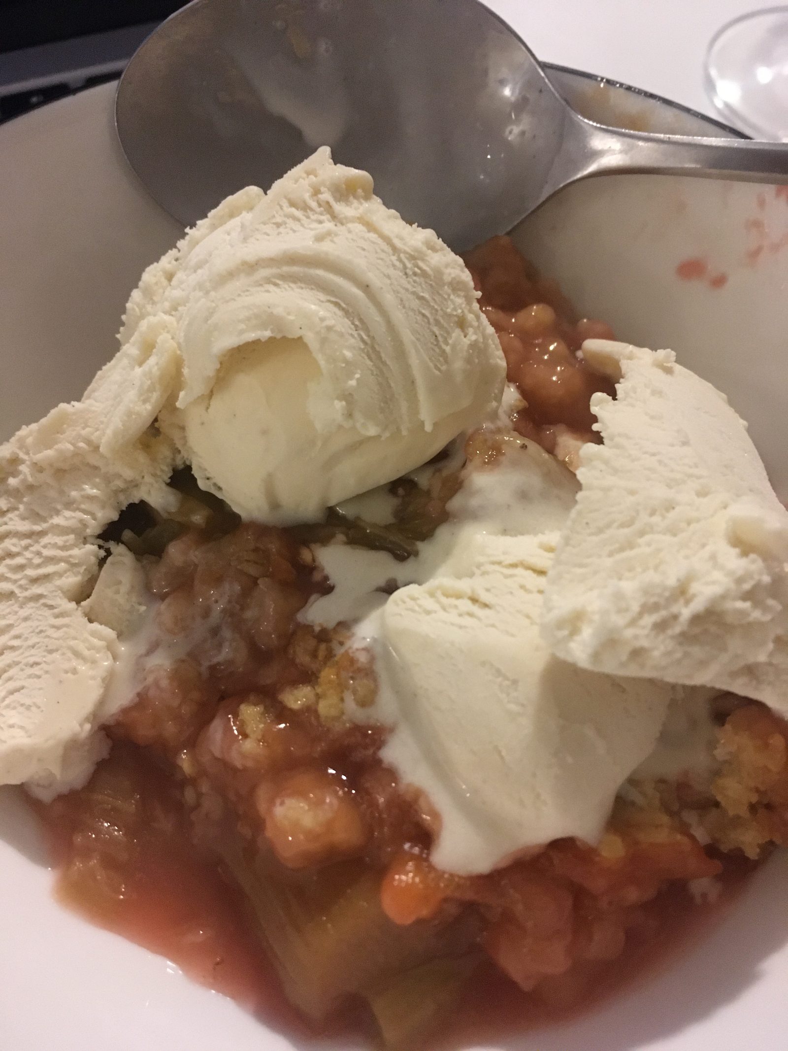 Rhabarber Crumble mit Eis