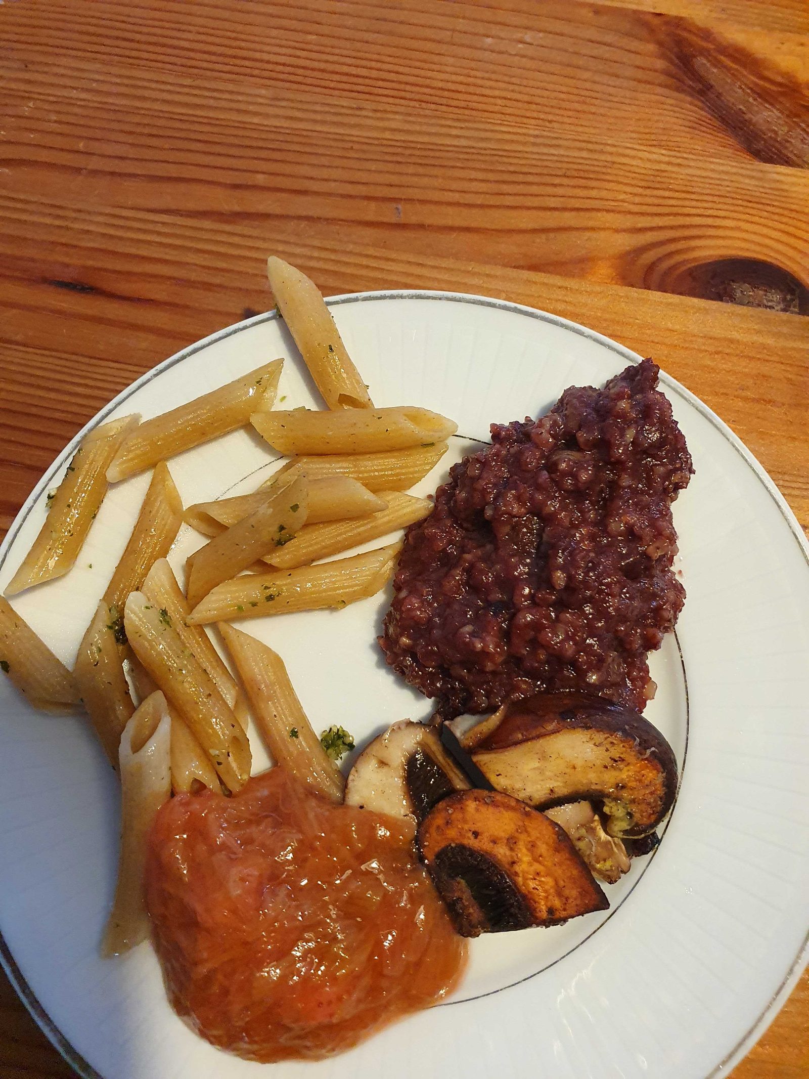 Hruetzwurst mit rhabarberkompott