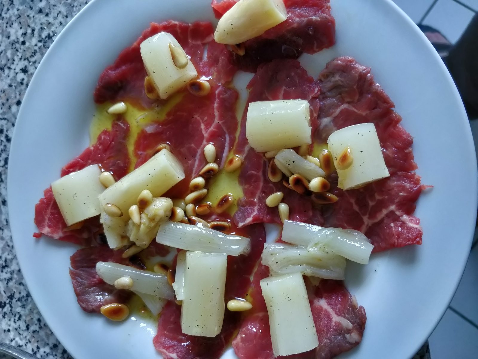 Carpaccio mit fermentiertem Spargel