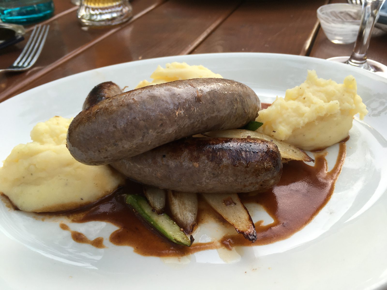 Rehbratwurst mit Kartoffelbrei
