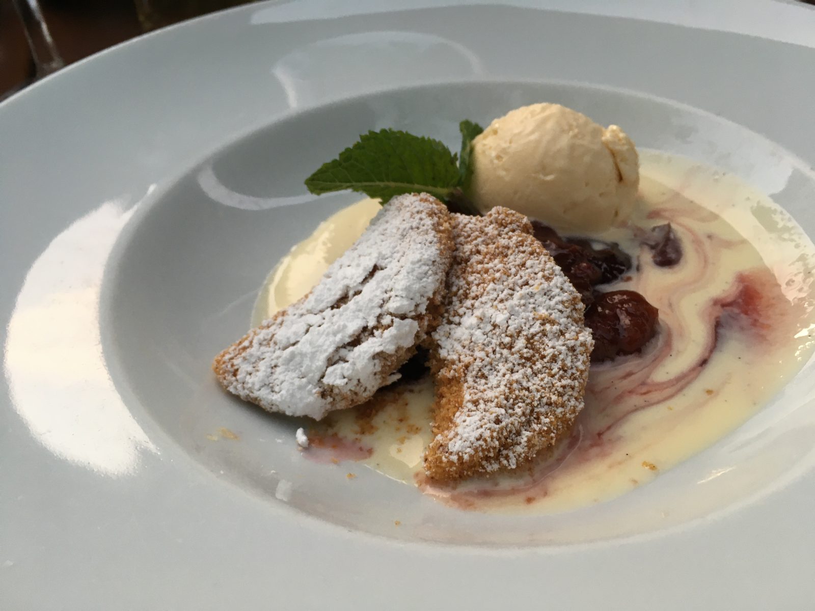 Quark-Mohnravioli auf Zwetschgenröster mit Honigeis