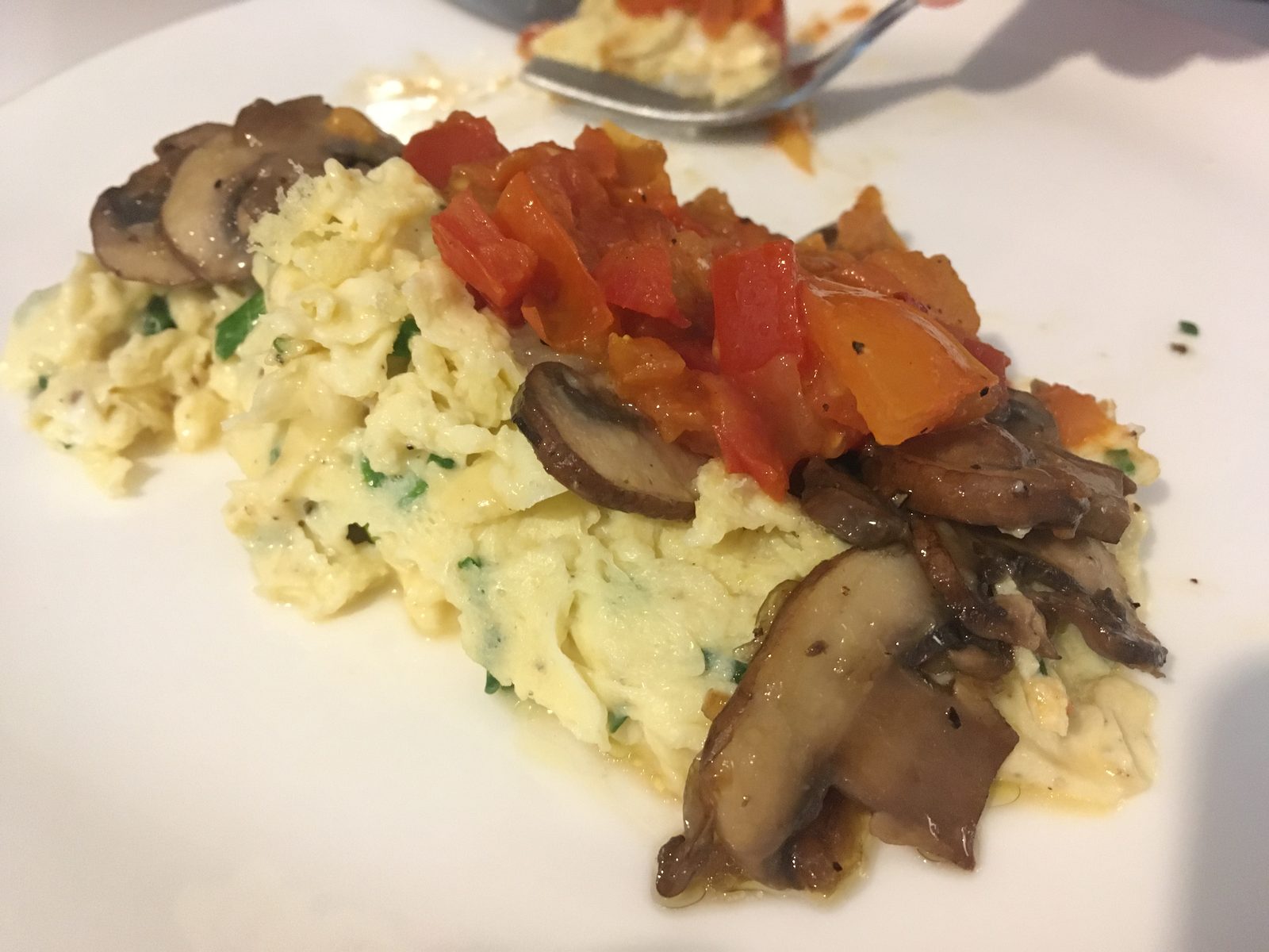 Omelette mit Pilzen und Tomate