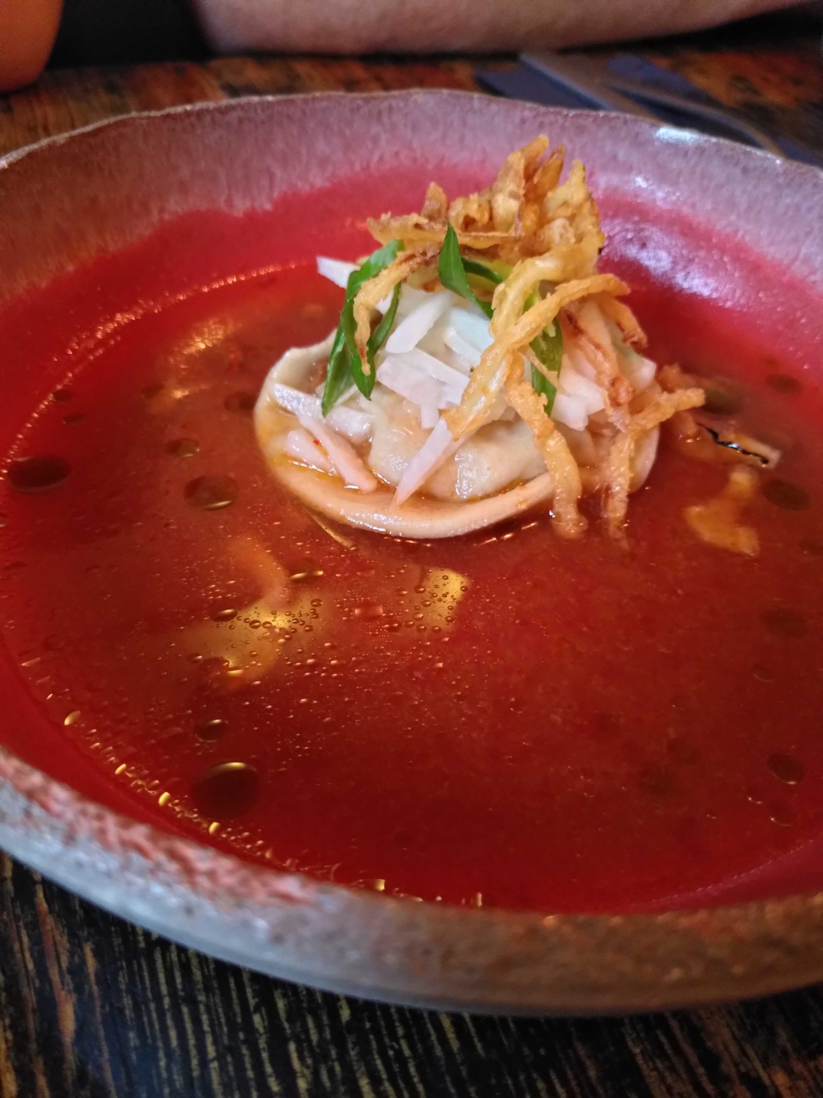 Teigtasche in Suppe aus allen Sorten Fleisch
