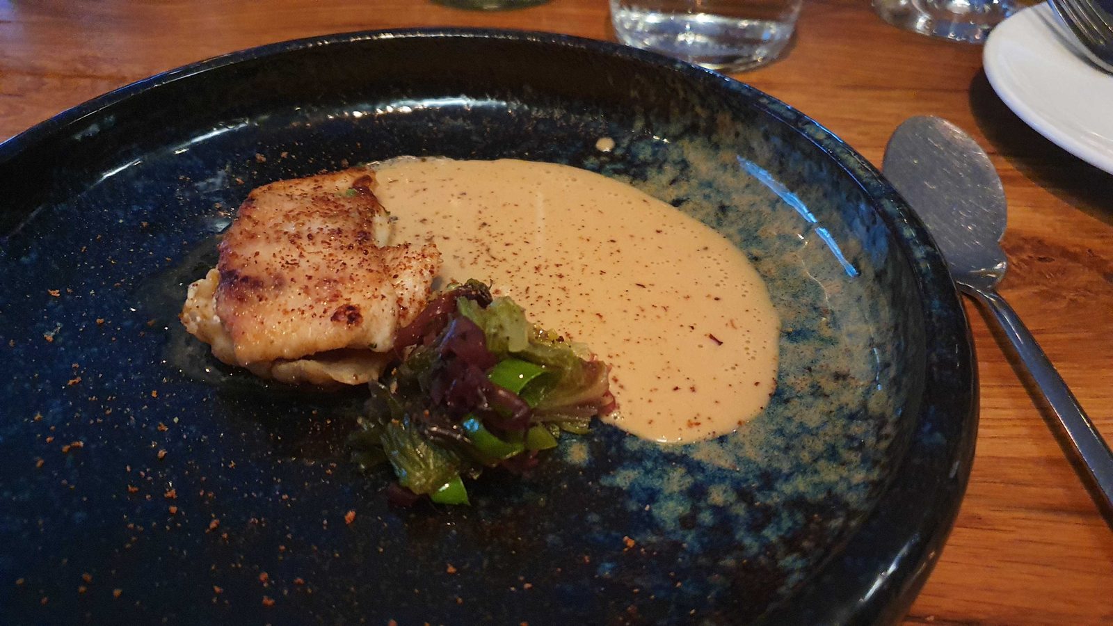 Steinbeißer, Krustentiersauce, gebeizter Salat