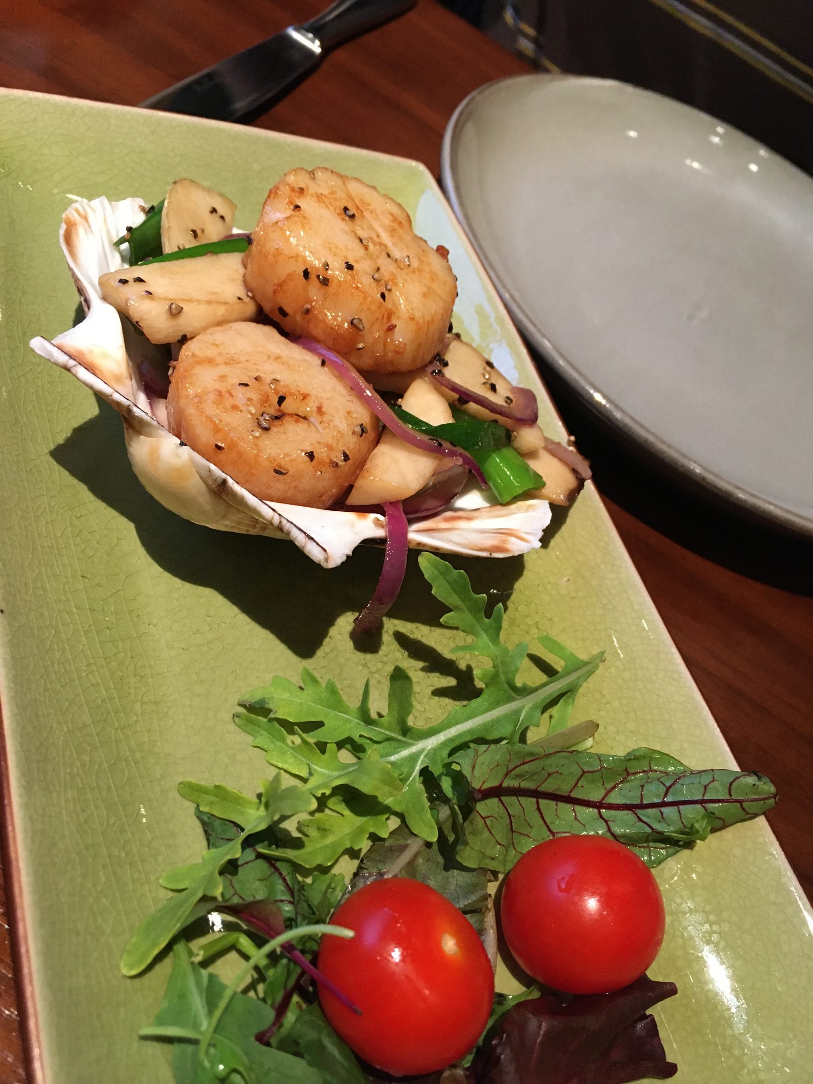 Jakobsmuscheln mit Kräuterseitlingen, roten Zwiebeln und Chili