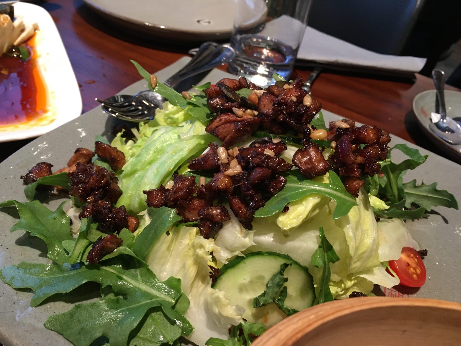 Gehacktes Entenfleisch mit Pinienkernen und Salat