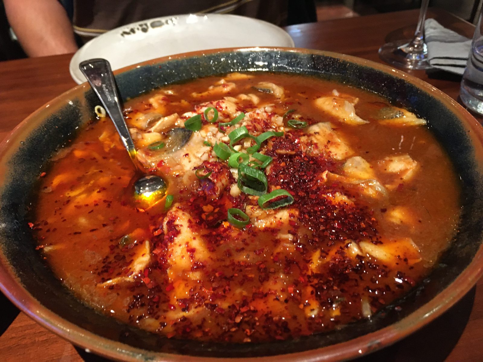 In Öl gekochtes Welsfilet mit Sichuan-Gewürzen auf Shanghai Paksoi