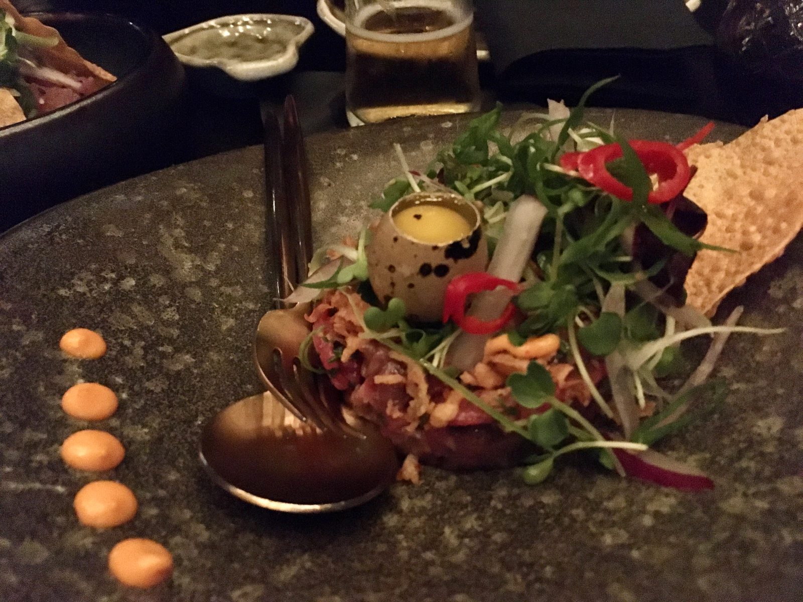 Beef Tatar mit Wachtelei