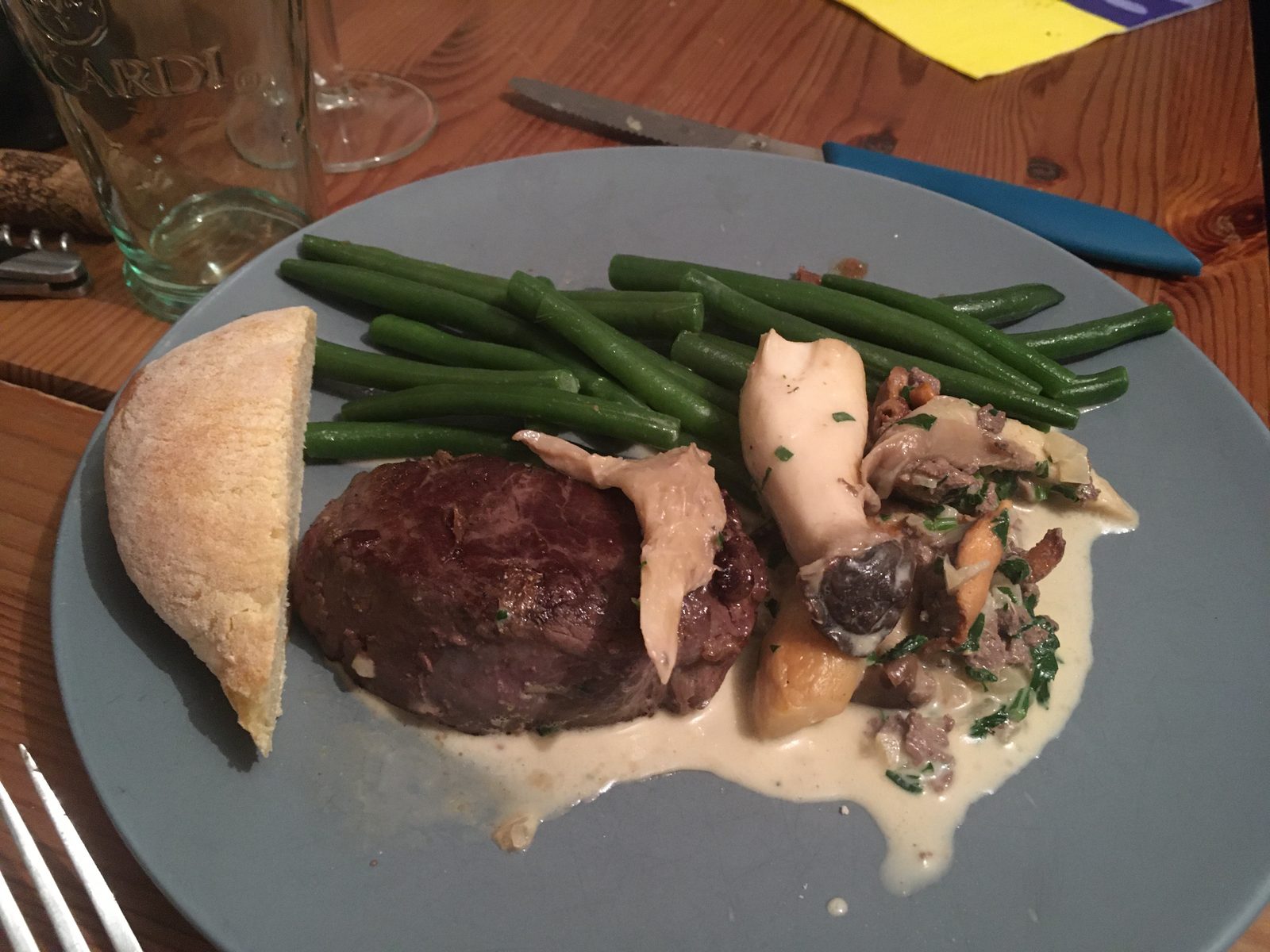 Steak mit Bohnen und Pilzen