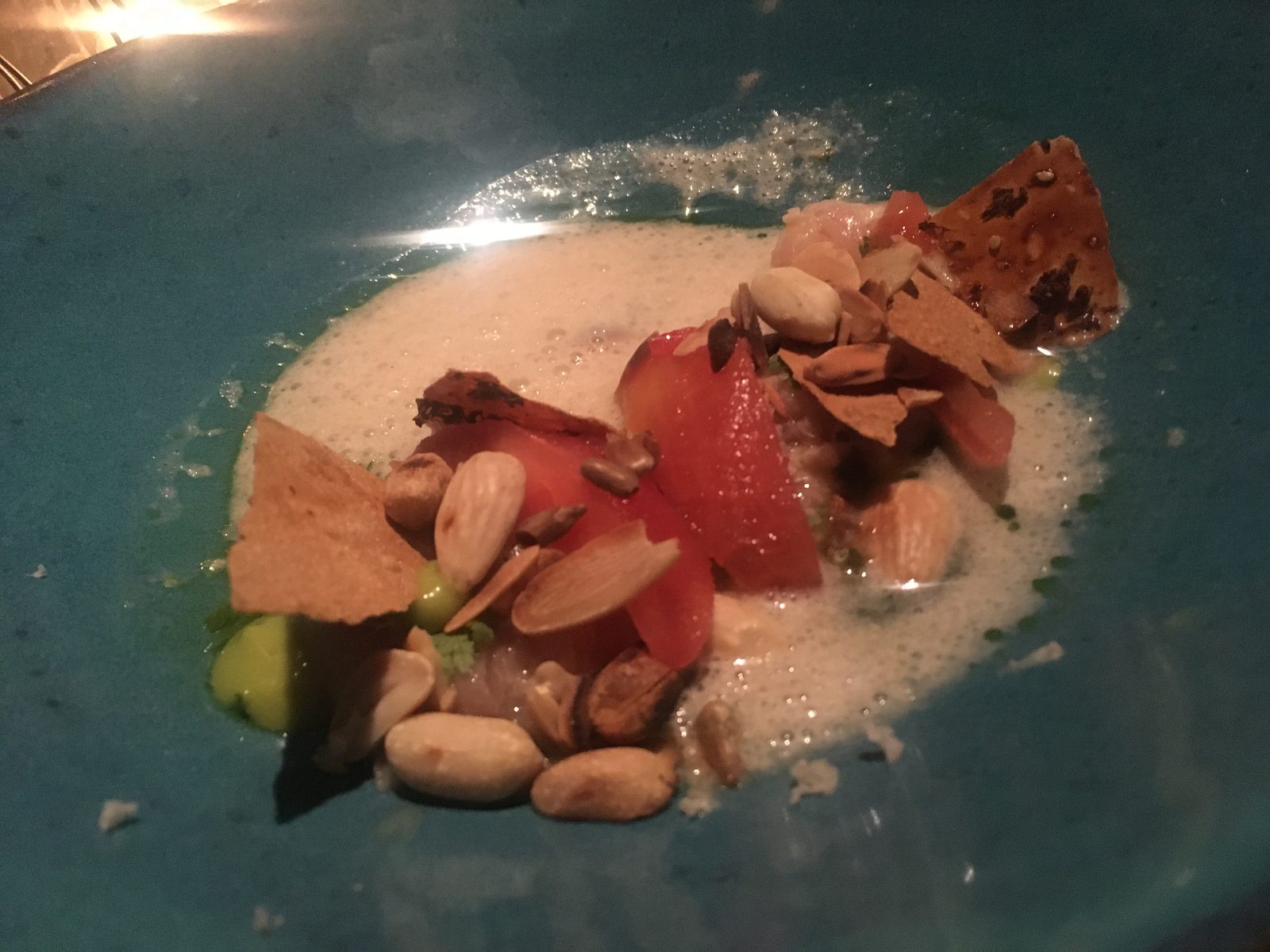 Ceviche vom Stör
Muskatblüte, Tomate und Nüsse