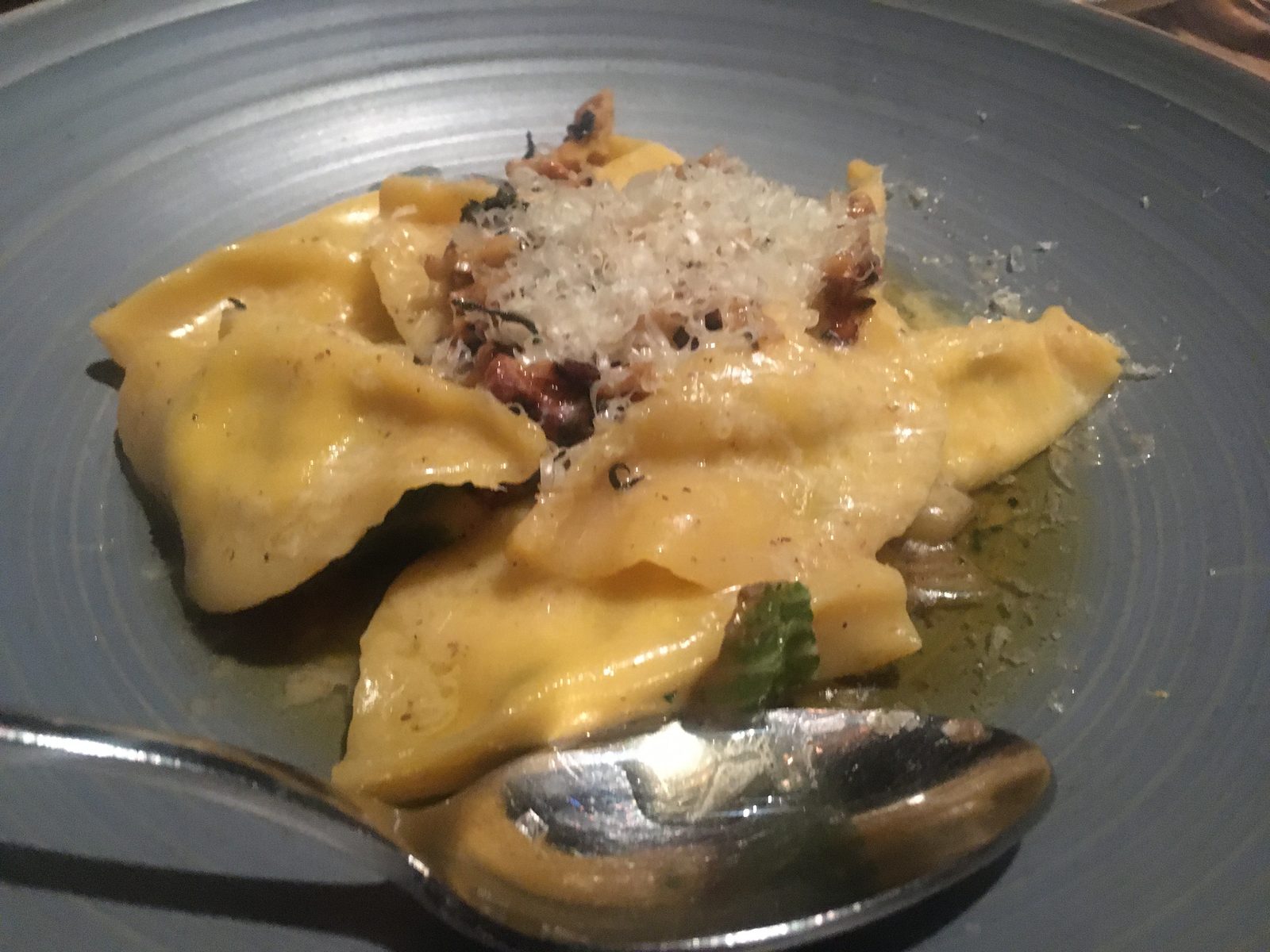 Mangold - Ricotta - Ravioli
Walnuss - Salbei - Butter und Bergkäse