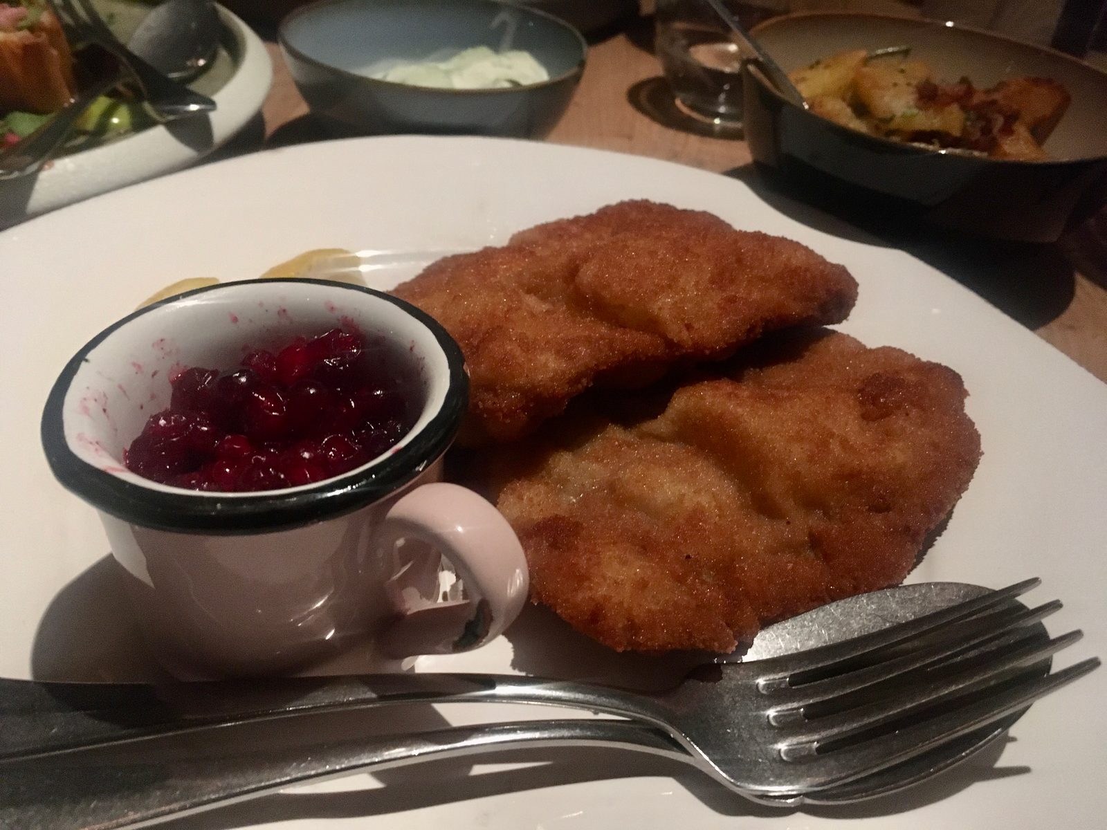 Wiener Schnitzel
Bratkartoffeln, Rahmgurkensalat und Preiselbeeren