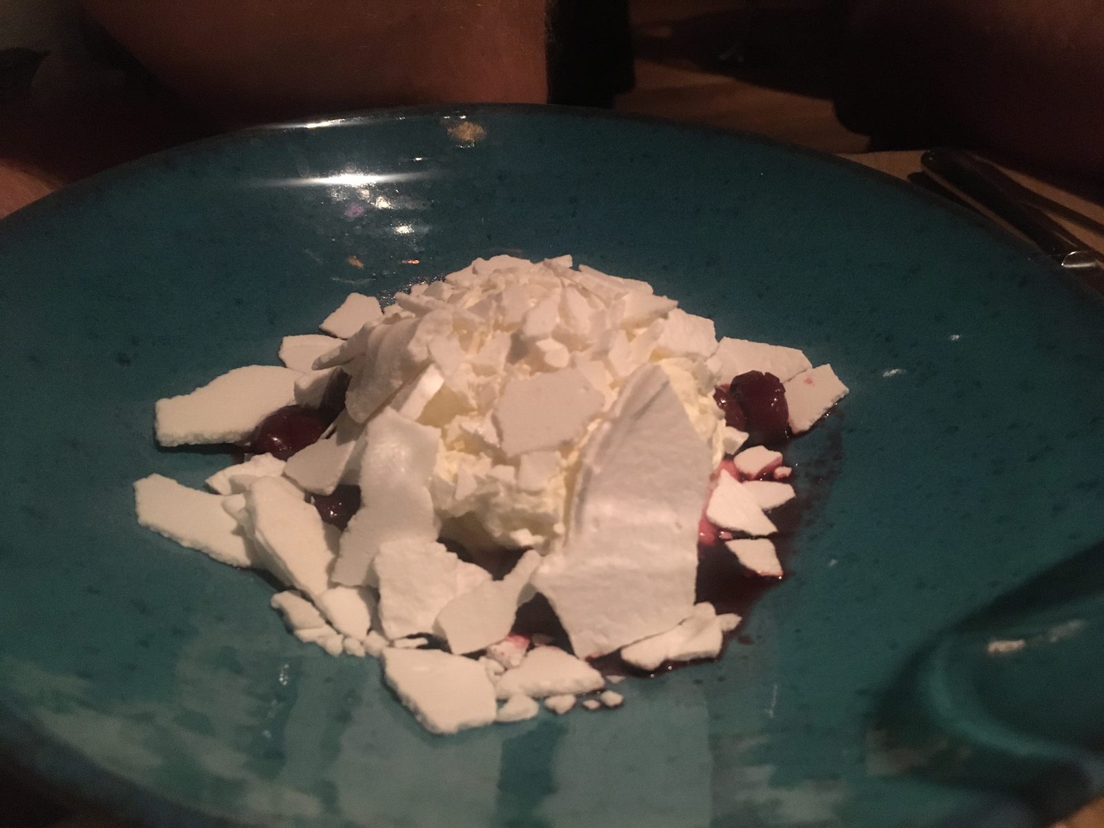 Pavlova mit Sauerkirschen