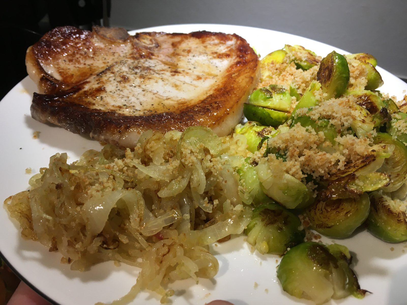 Kotelett mit Rosenkohl und Zwiebeln