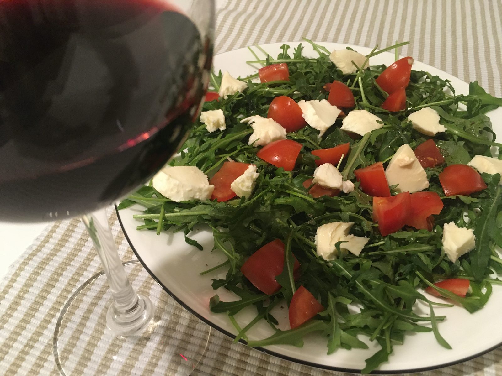 Rucola, Tomate, Mozzarella Salat, Wein