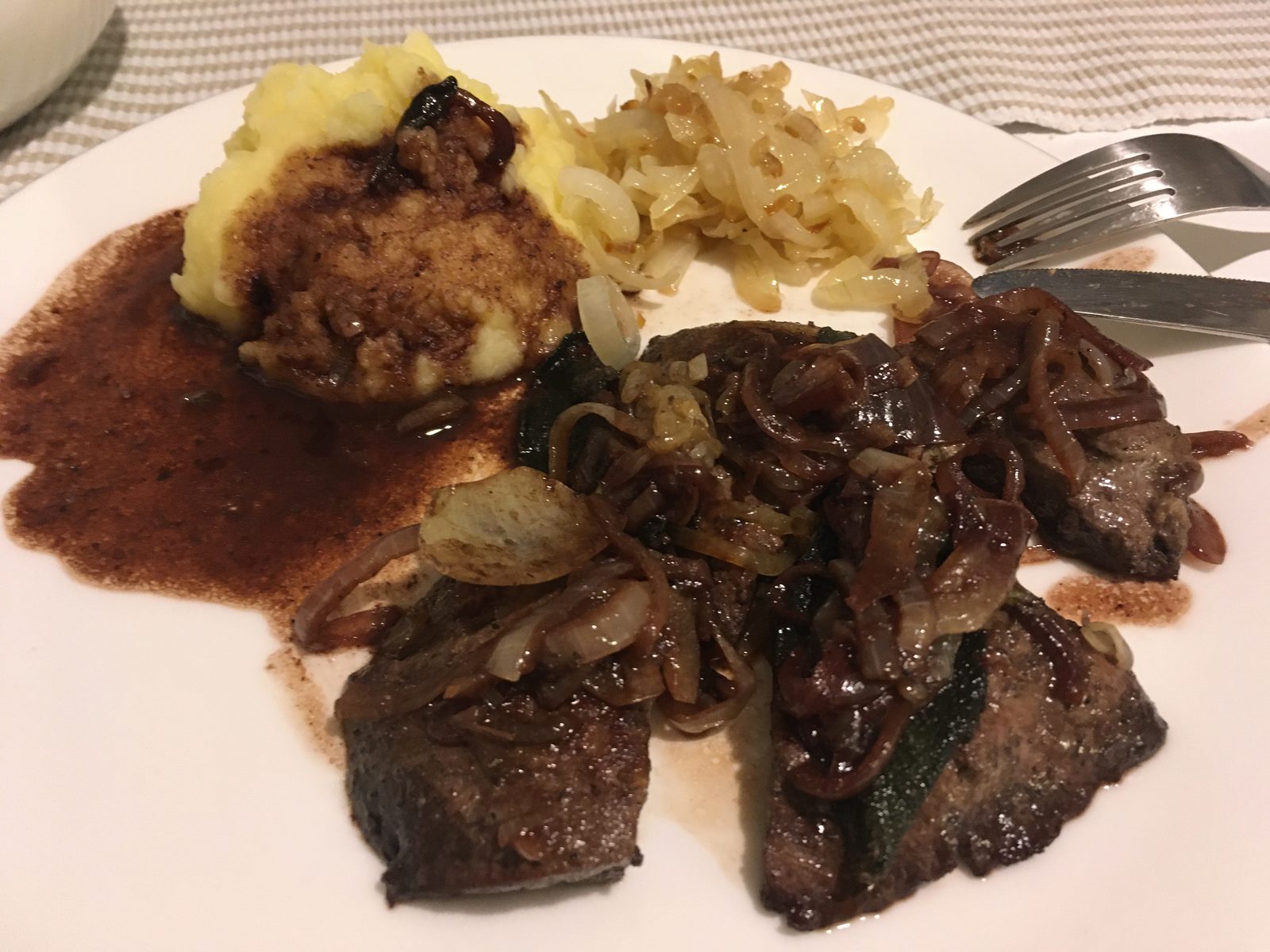 Leber, Zwiebeln, Kartoffelbrei