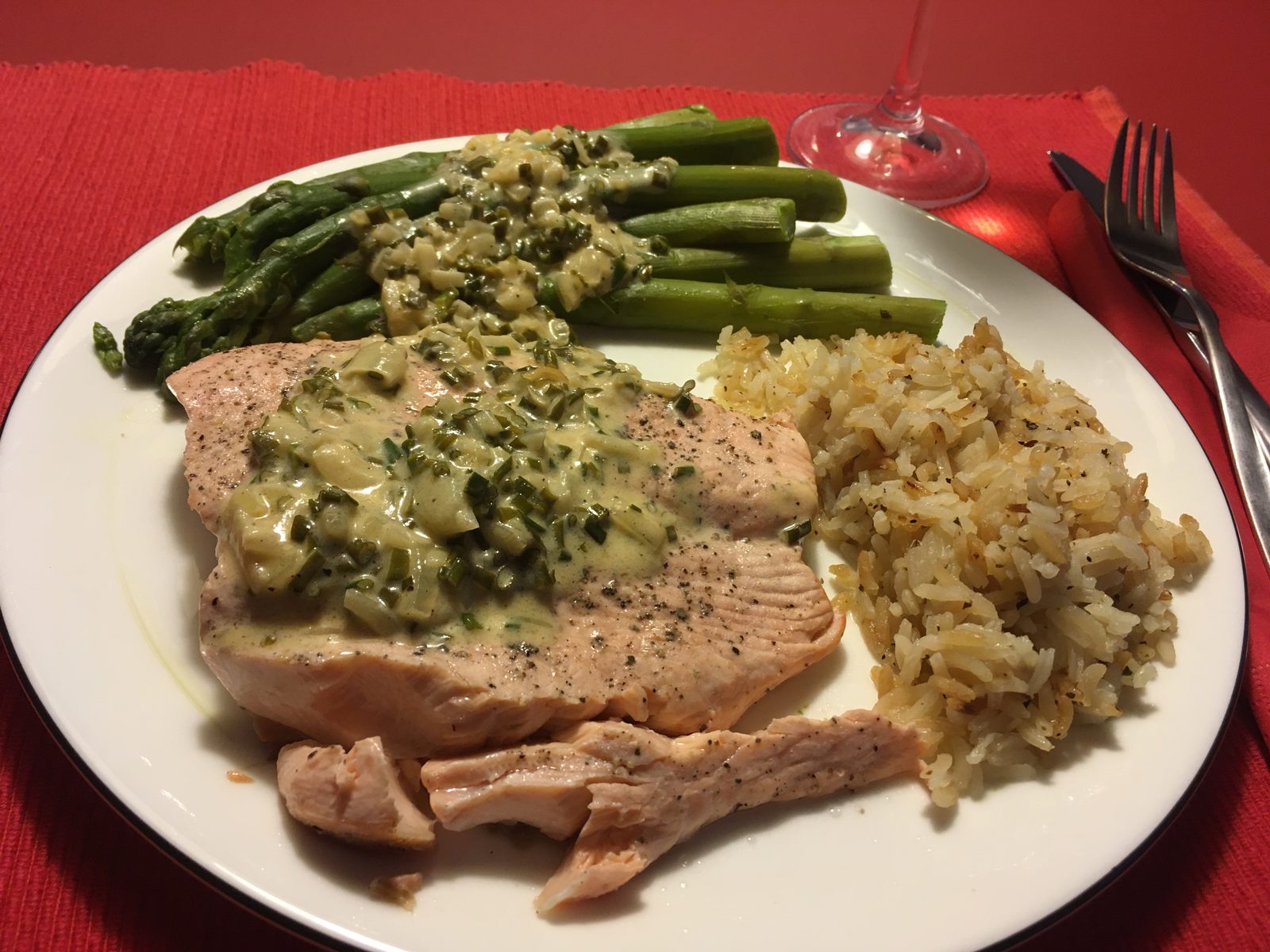 Lachs mit Weißweinsauce und grünem Spargel