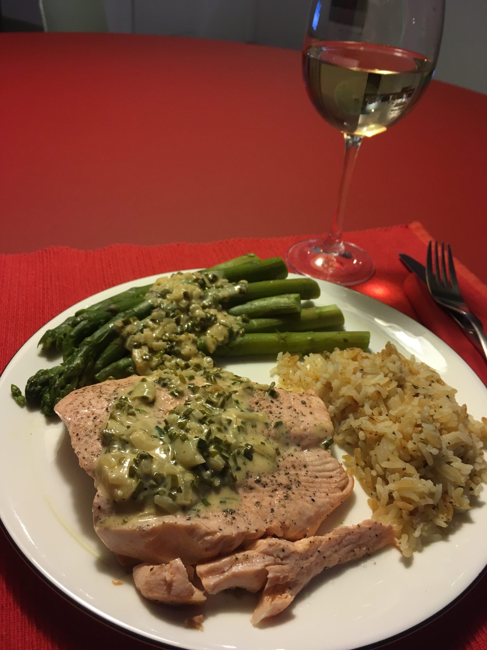 Lachs mit Weißweinsauce und grünem Spargel