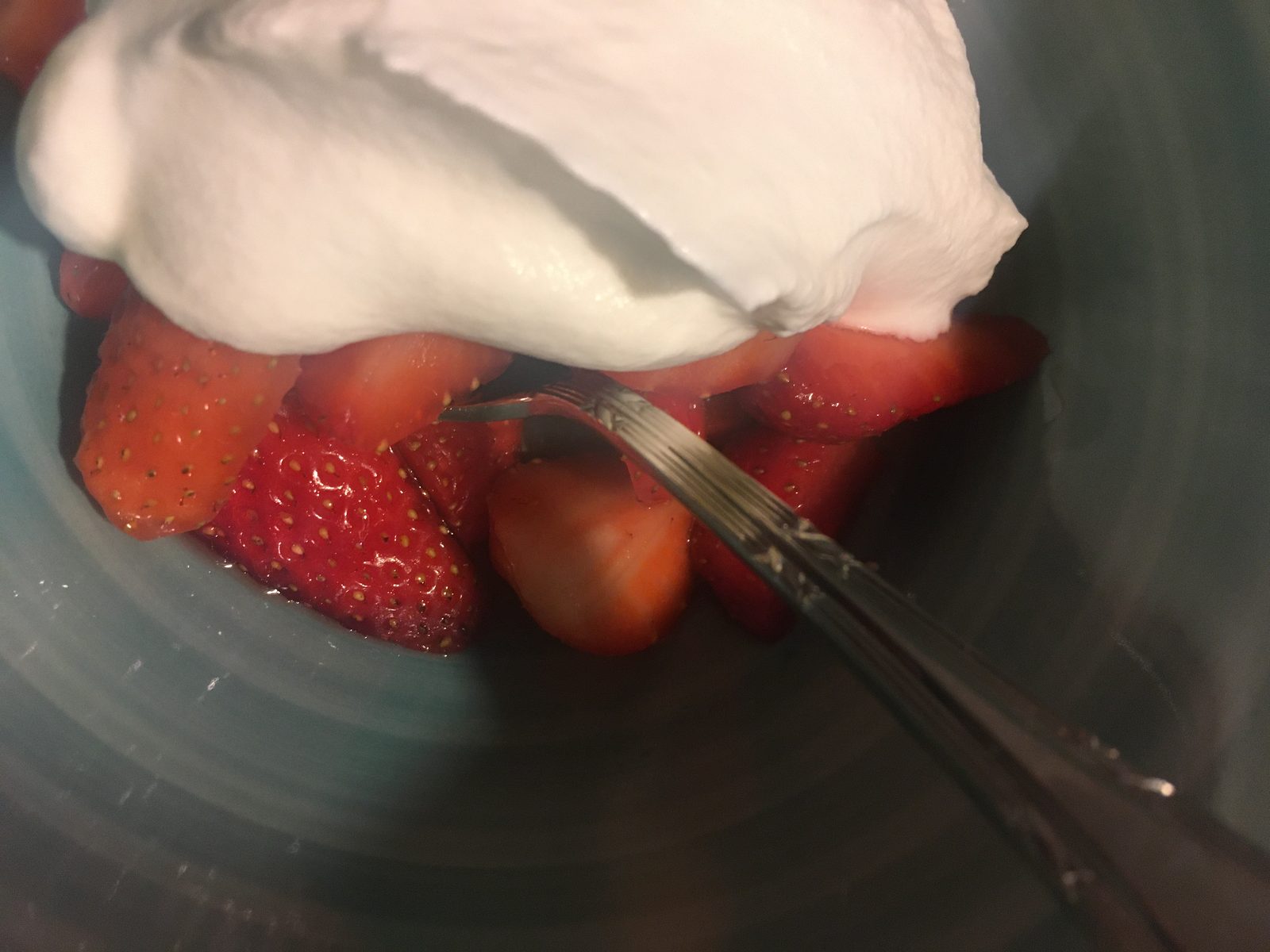 Erdbeeren unter Sahne