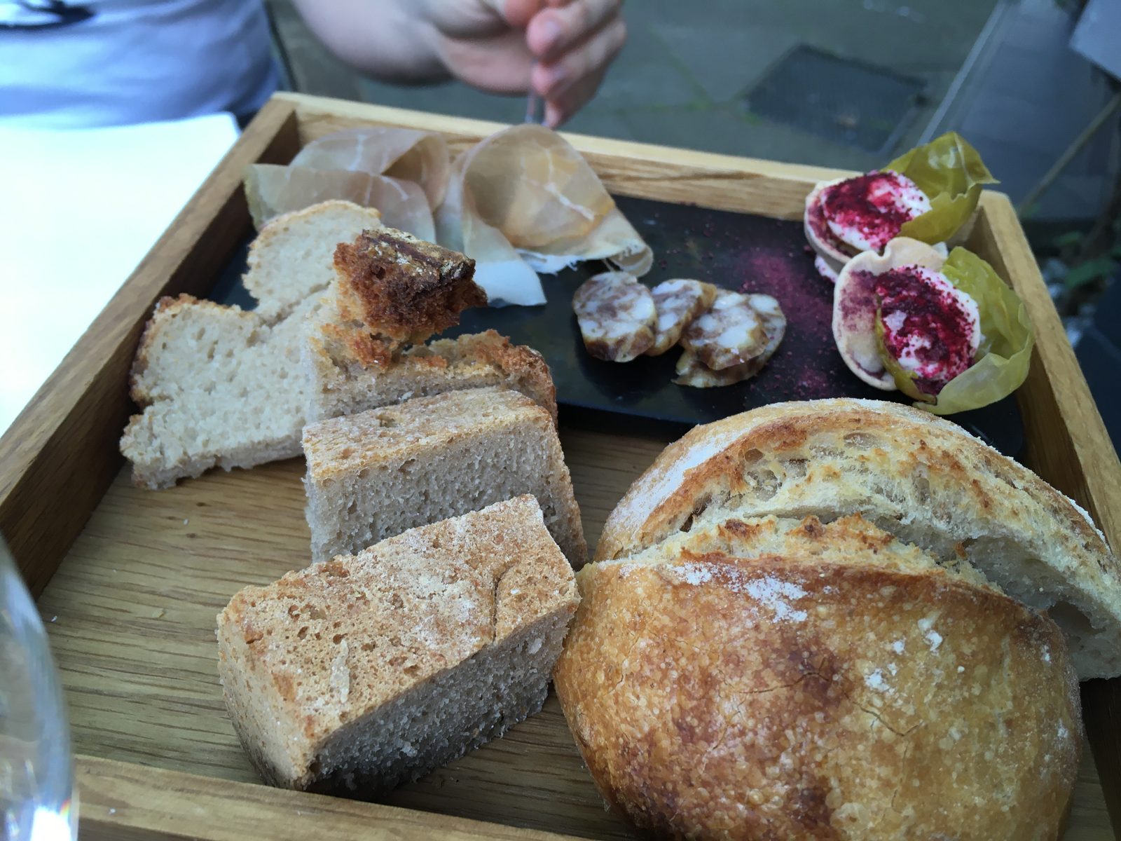 Brot, Salami, fermentierter Rosenkohl