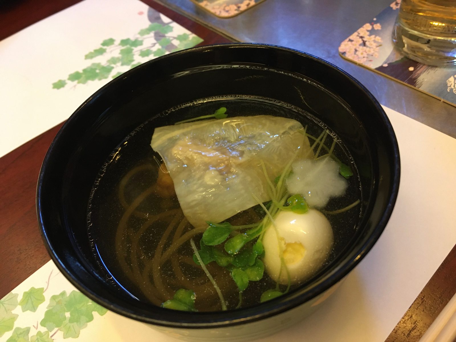 Suppe mit Tofublatt und Wachtelei