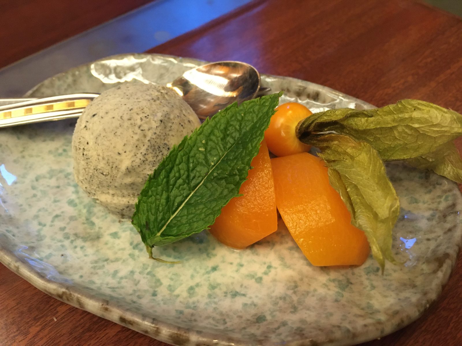 Sesameis und Aprikose