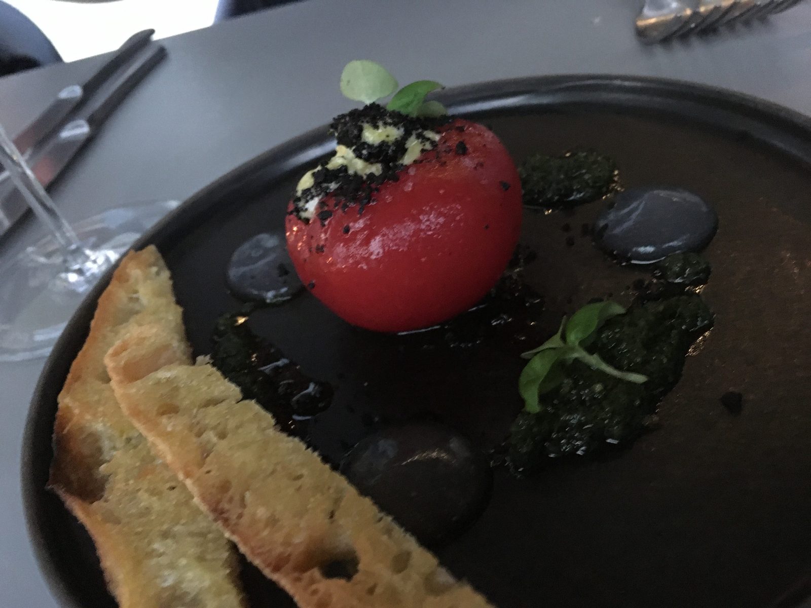 Vierländer Tomate
Olive / Basilikum / Focaccia