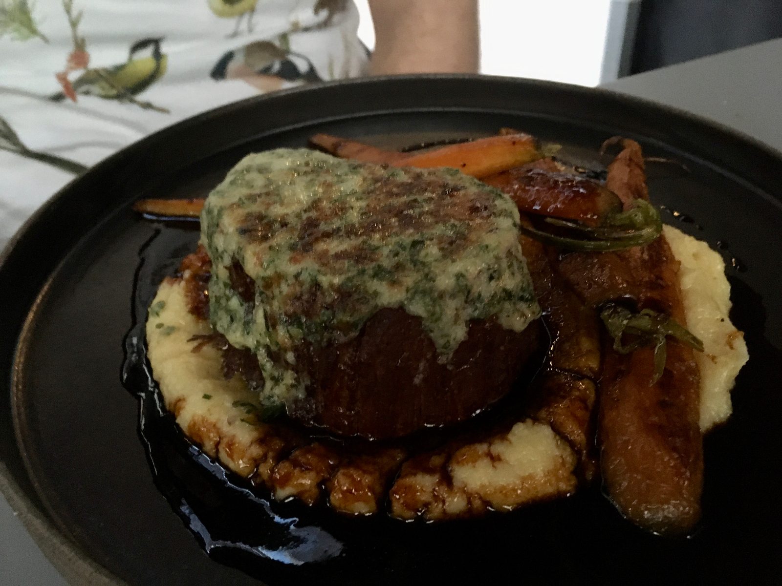 Tagliata vom Holsteiner Ochsen
Altländer Tomate / Kartoffel / Deichkäse / Schwarzer Knoblauch