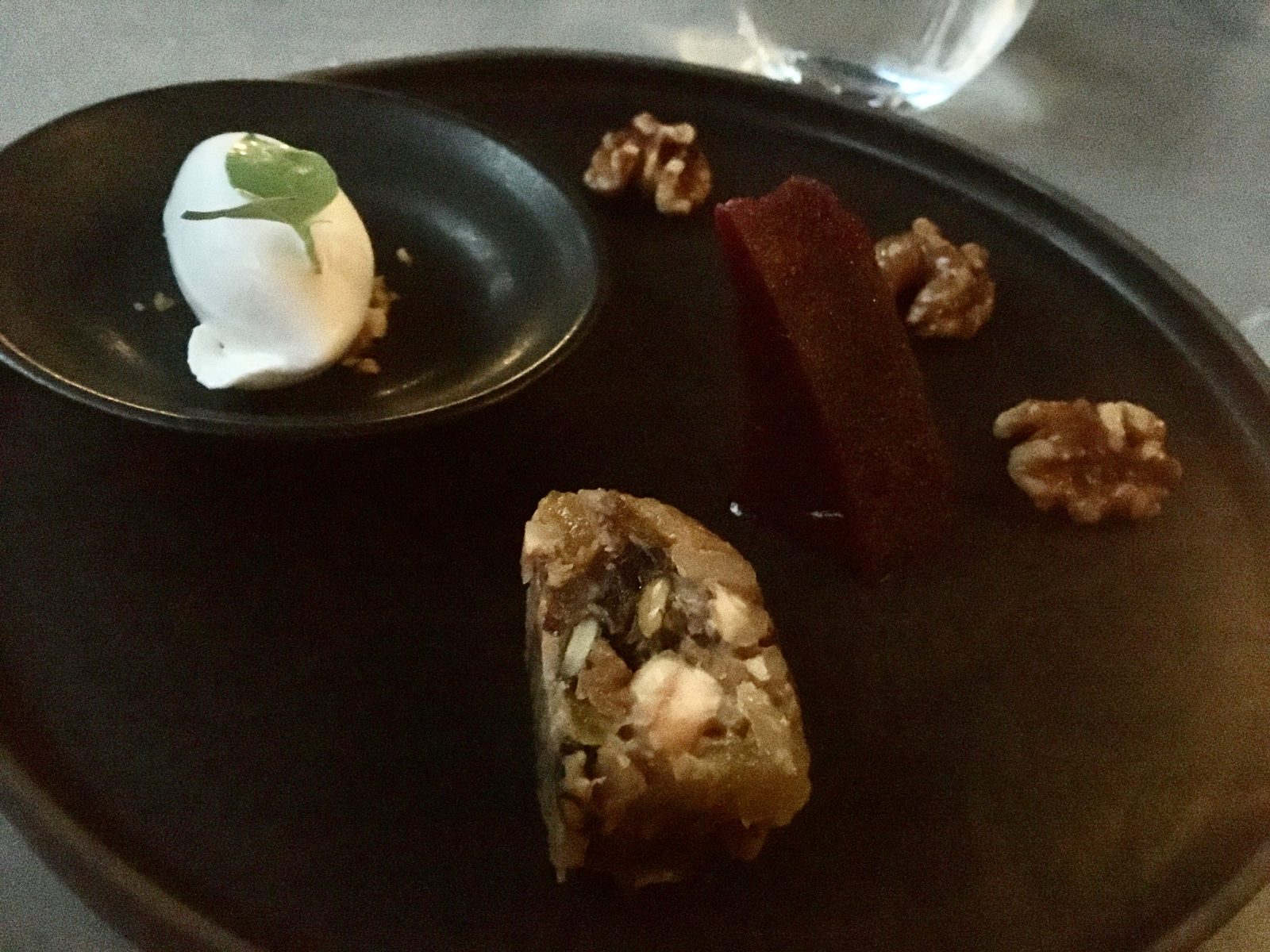 Blue Cheese Ice Cream
Kandierte Walnüsse / Portwein-Gelee / Früchte Brot