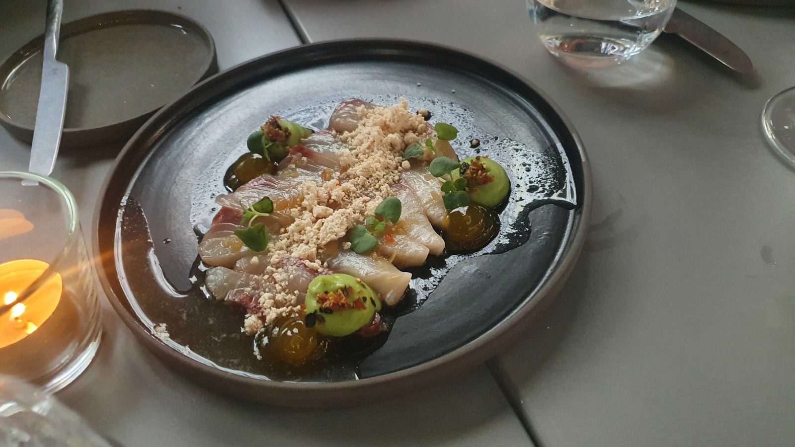 sashimi von der gelbflossenmakrele
yuzu / avocado / haselnuss