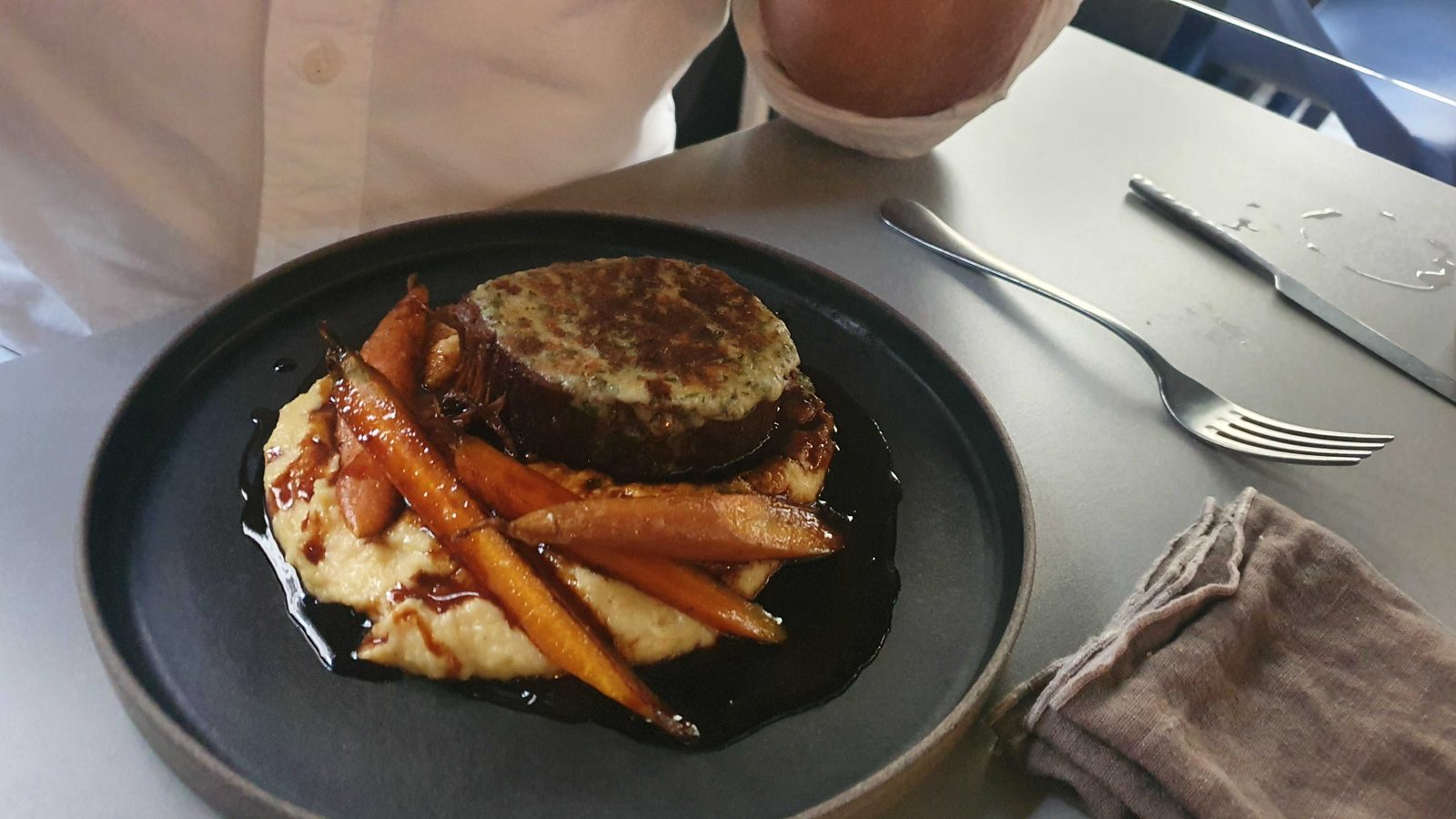 Tagliata vom Holsteiner Ochsen
Altländer Tomate / Kartoffel / Deichkäse / Schwarzer Knoblauch
