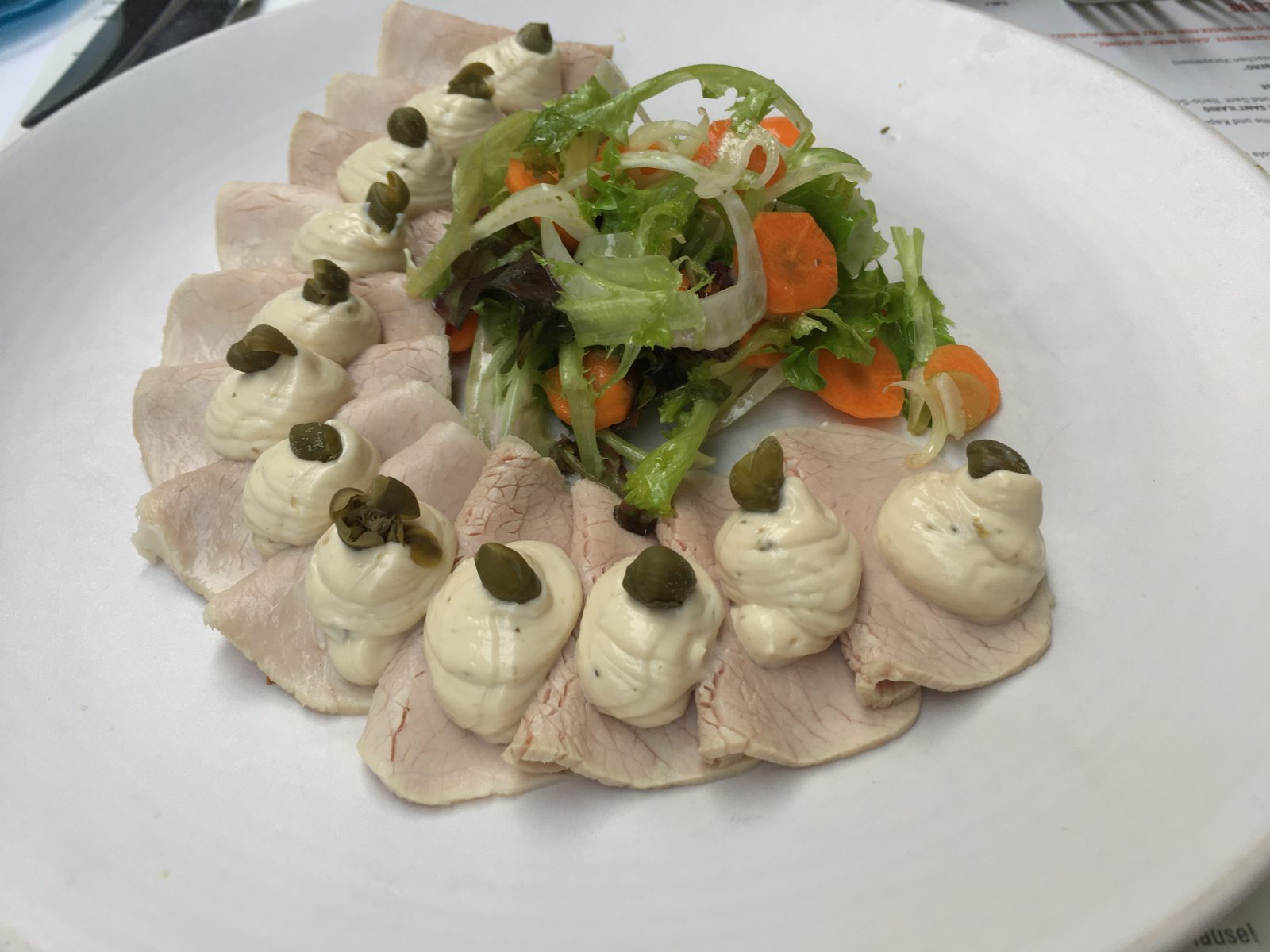 VITELLO TONNATO
(Dünn geschnittener Kalbsbraten mit Thunfischcreme und Kapern)