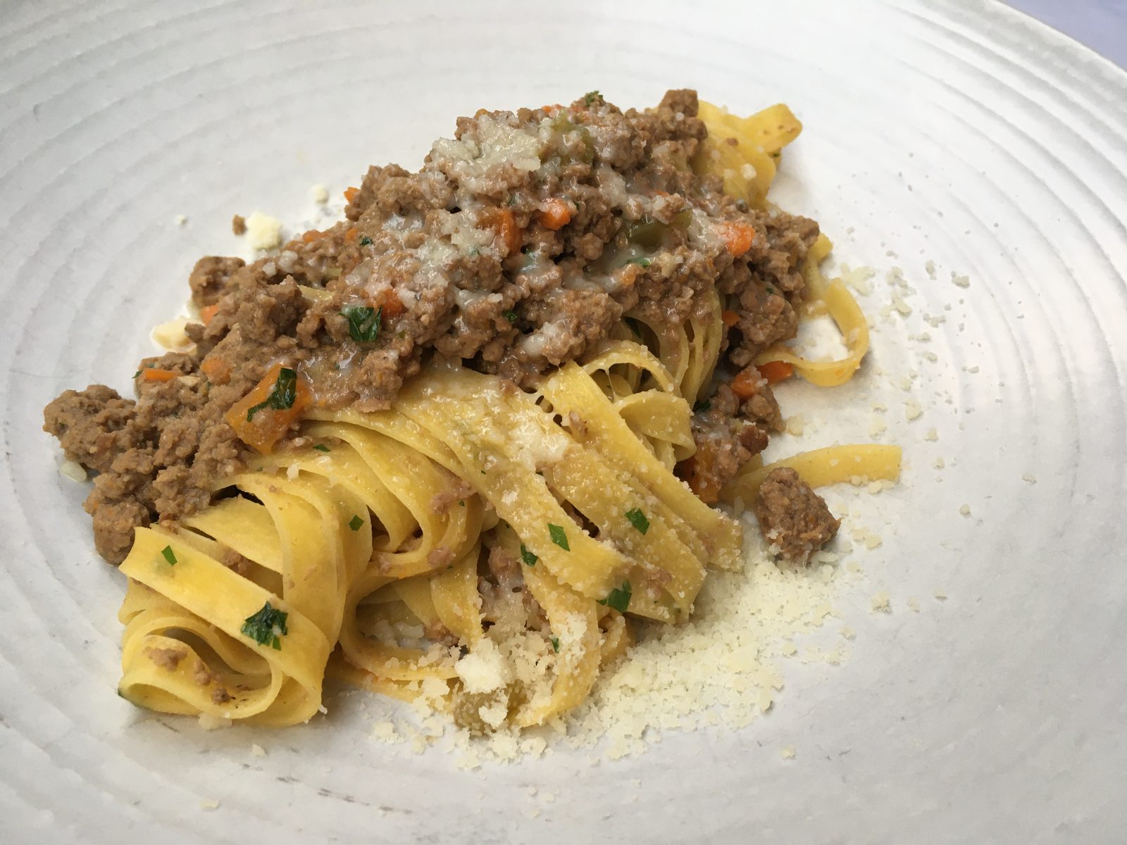 TAGLIATELLE, RAGÙ BIANCO DI RAZZA FASSONA (Hausgemachte Bandnudeln mit hellem Ragout vom Piemontesischen Fassona-Rind)