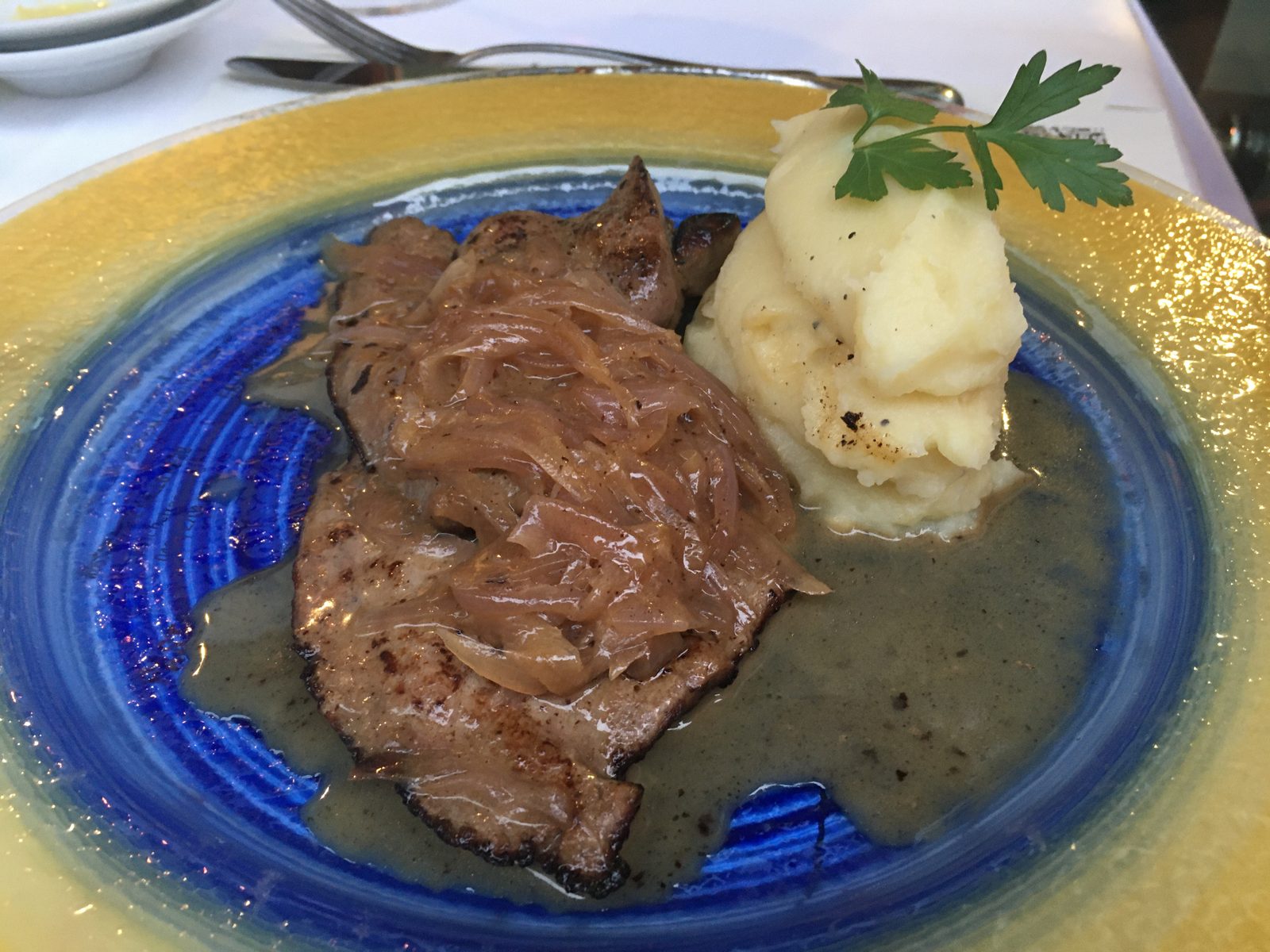 FEGATO DI VITELLO AL BURRO E SALVIA
(Kalbsleber in Salbeibutter gebraten mit Kartoffelpüree)