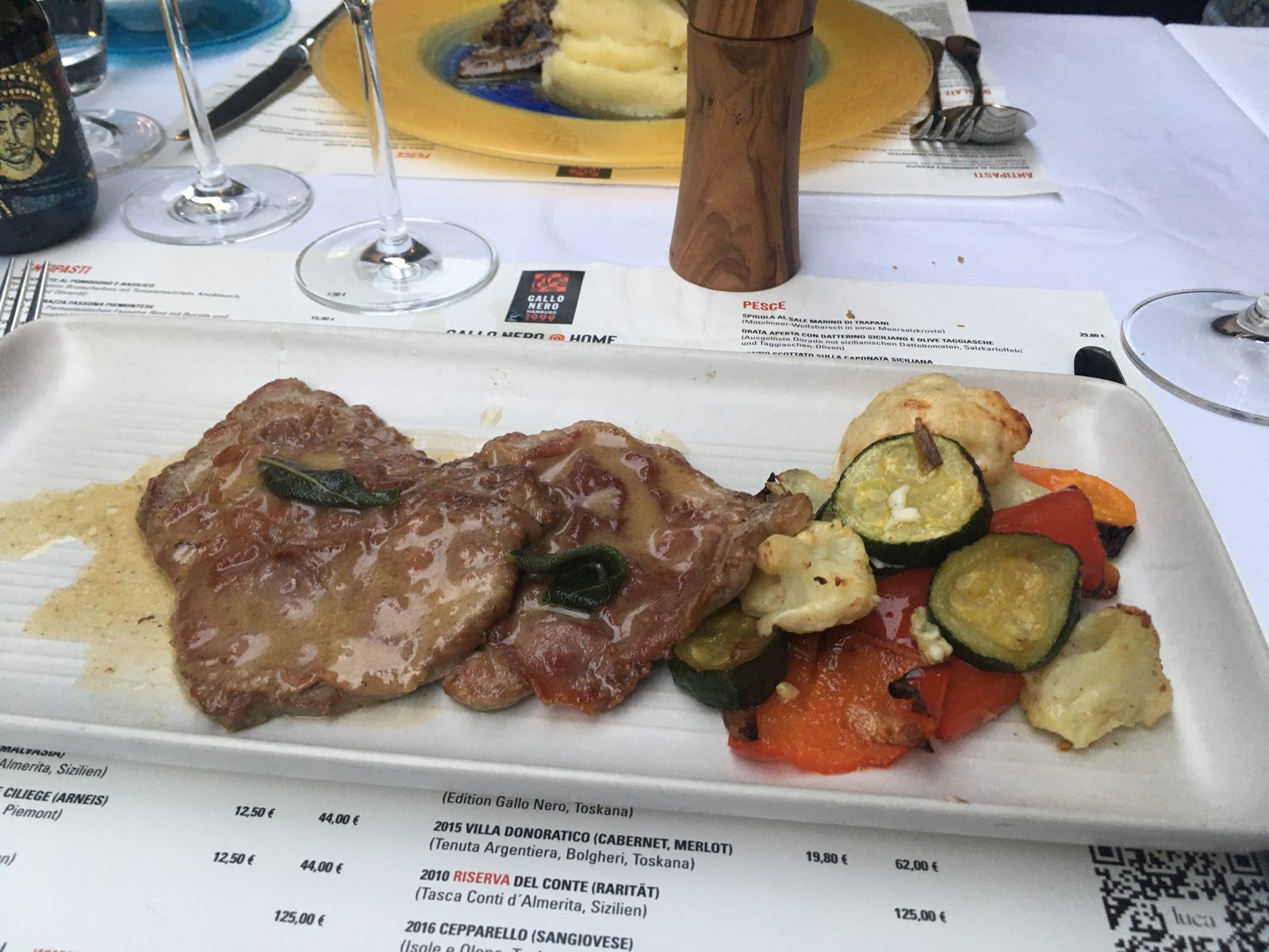 SALTINBOCCA ALLA ROMANA
(Gebratene Kalbsmedaillons mit Sant Ilario-Schinken, Salbei und Gemüsebeilage)