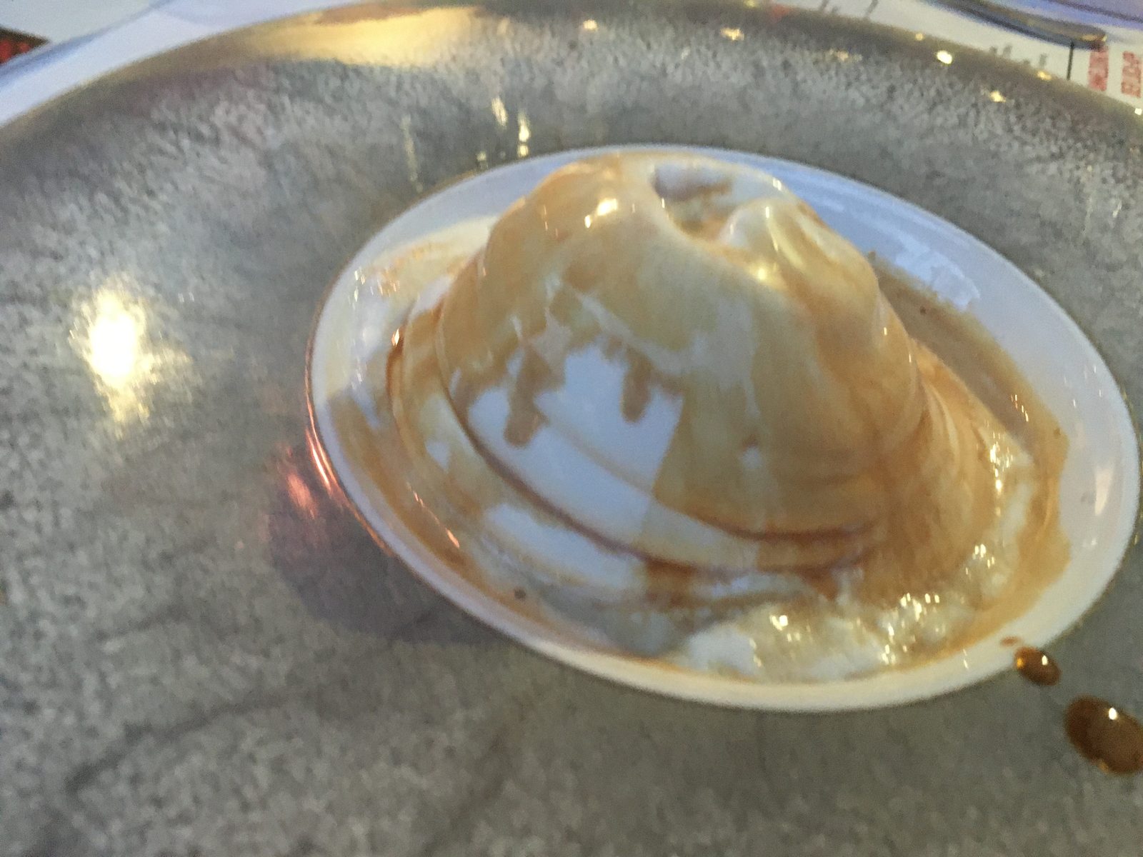 CREMOSO AL MASCARPONE CON GELATO, AFFOGATO AL CAFFÈ
(Mascarponecreme mit Salz-Karamell-Eis und Espresso-Topping)