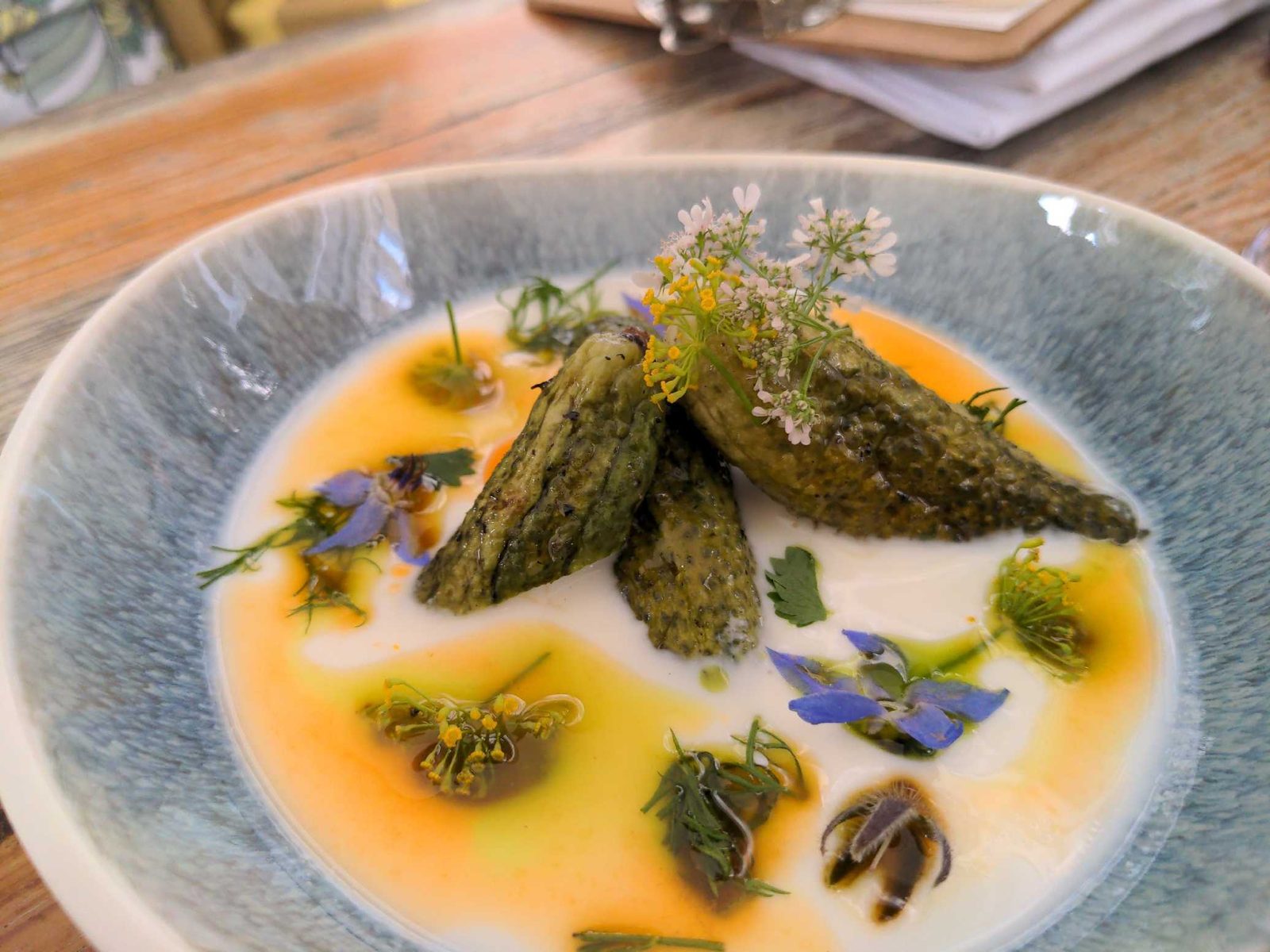Gegrillte Gurke in Ayran mit Dill und Öl