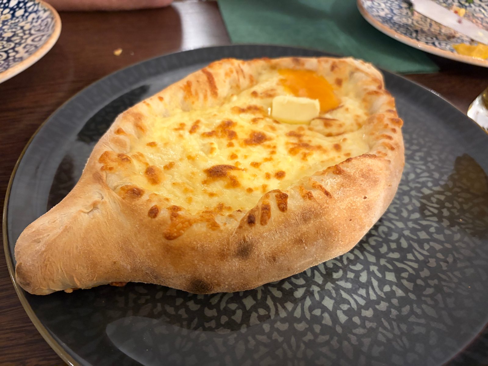 Khachapuri Ajaruli – Teigtaschen mit Käse und Ei