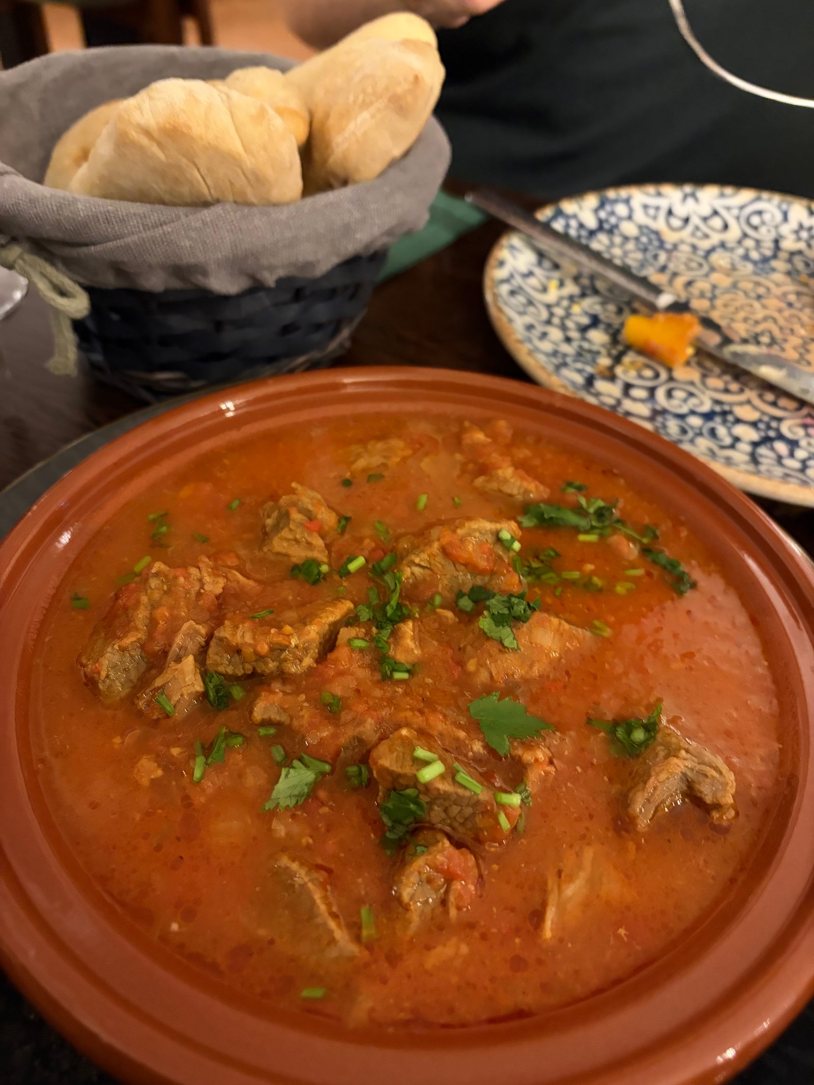 Ostri – Kalbfleisch mit Tomaten und Kräutern