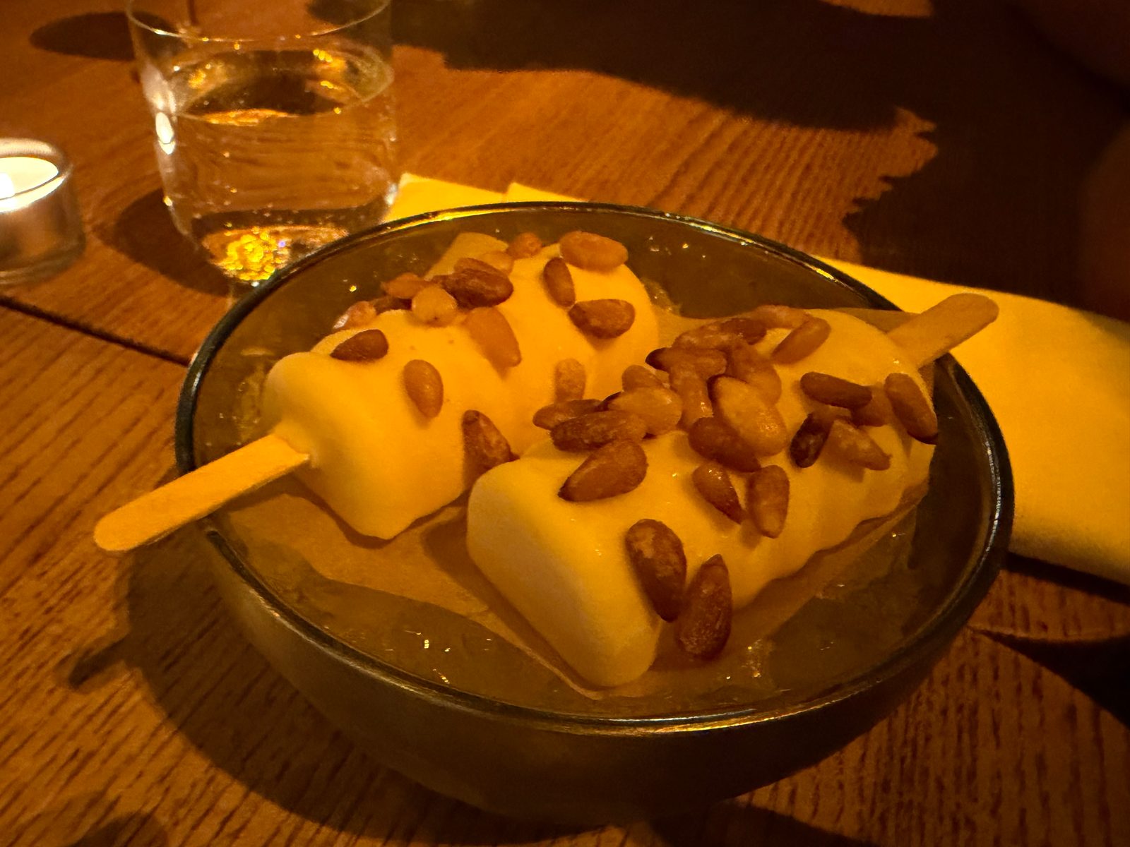 Eis am Stiel: Mandarinensorbet, Weiße Schokolade, Pinienkerne